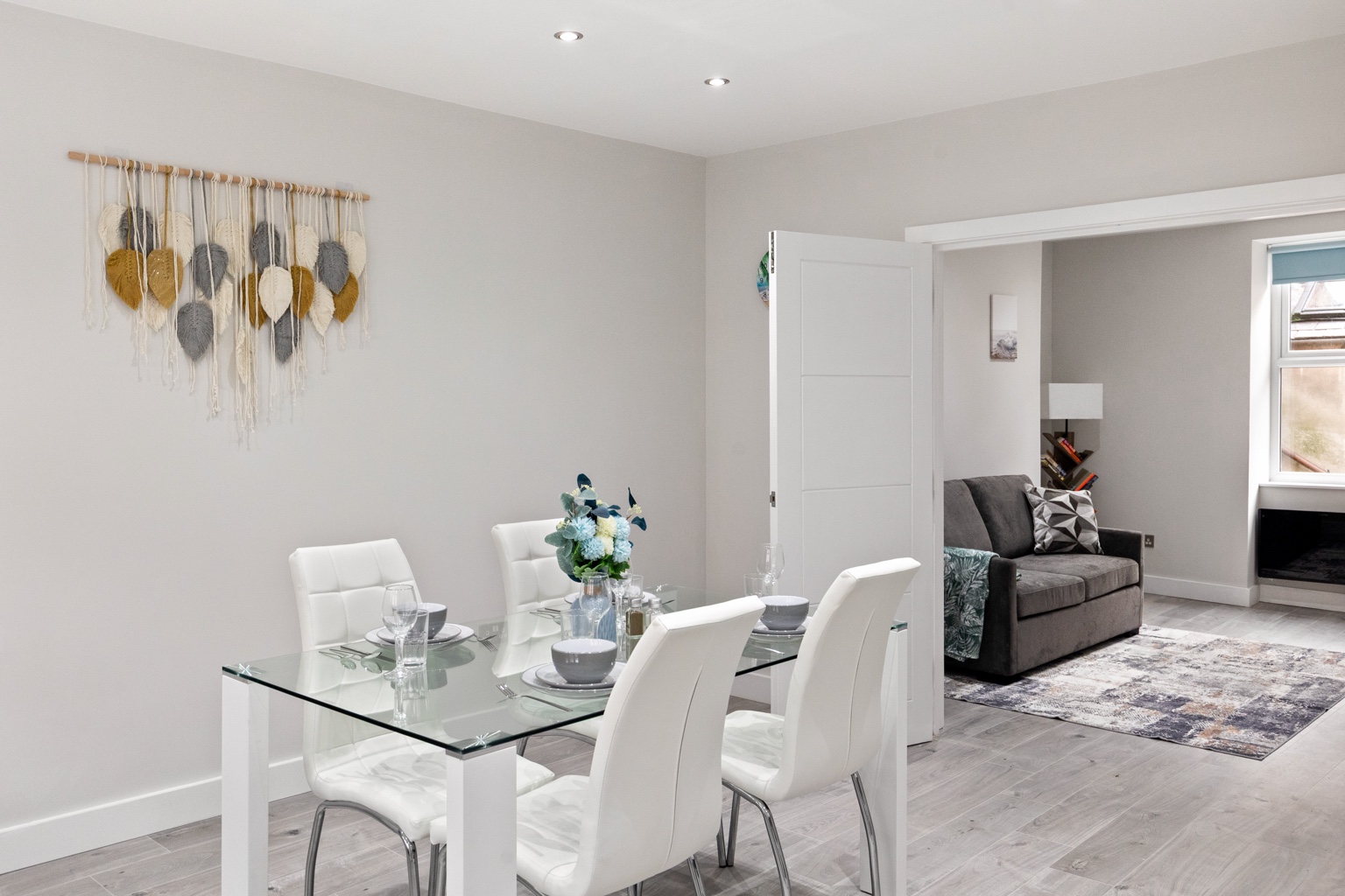 Harbour Hideaway living and dining area