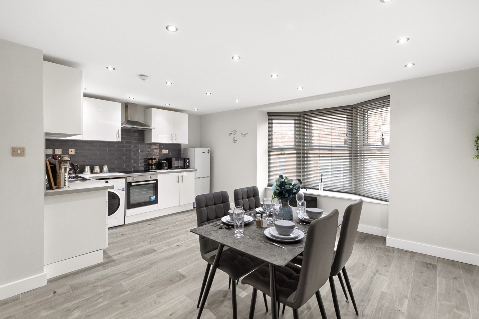 Seaside Suite kitchen and dining area
